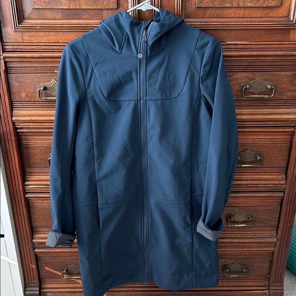 Lululemon lined trench coat/jacket.  Navy, size 6